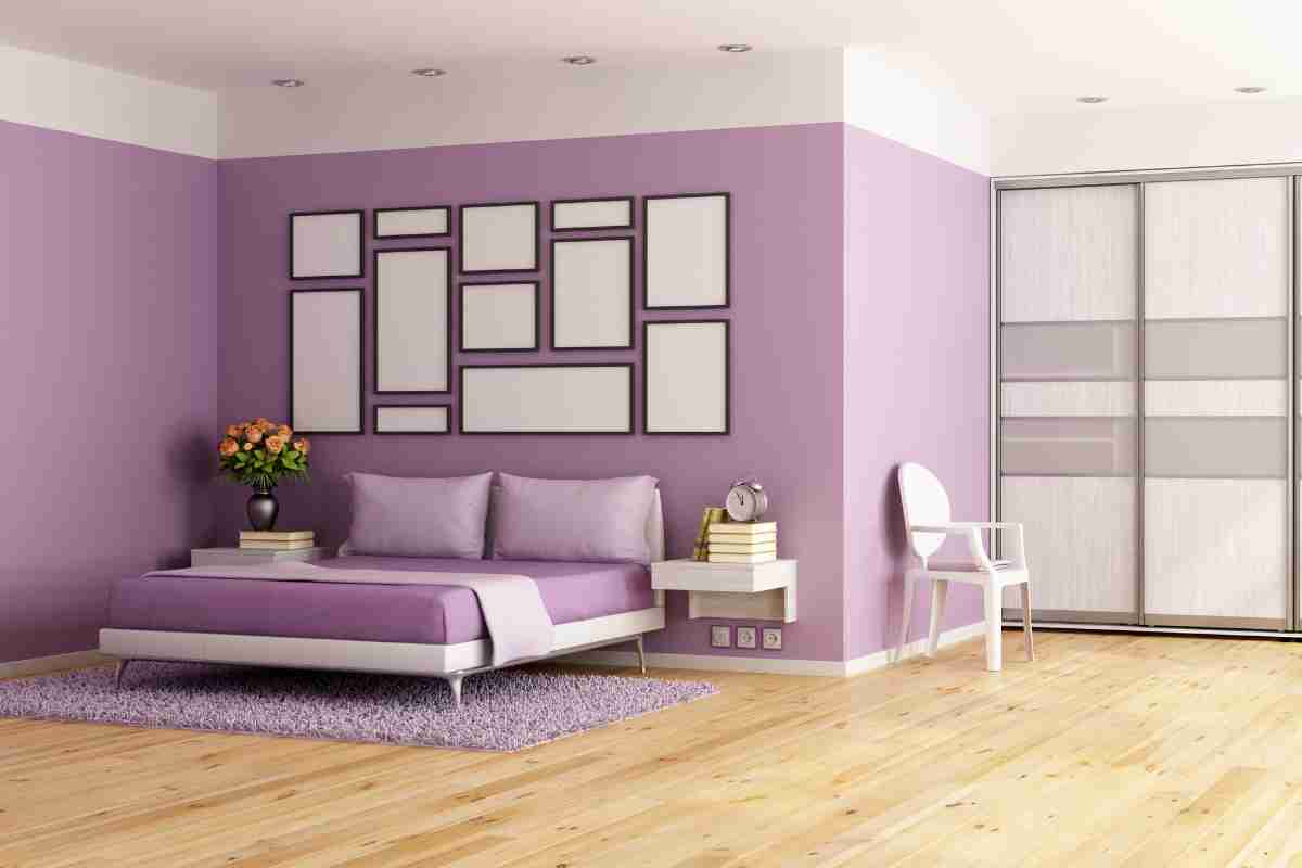 camera da letto moderna con pareti color viola pastello