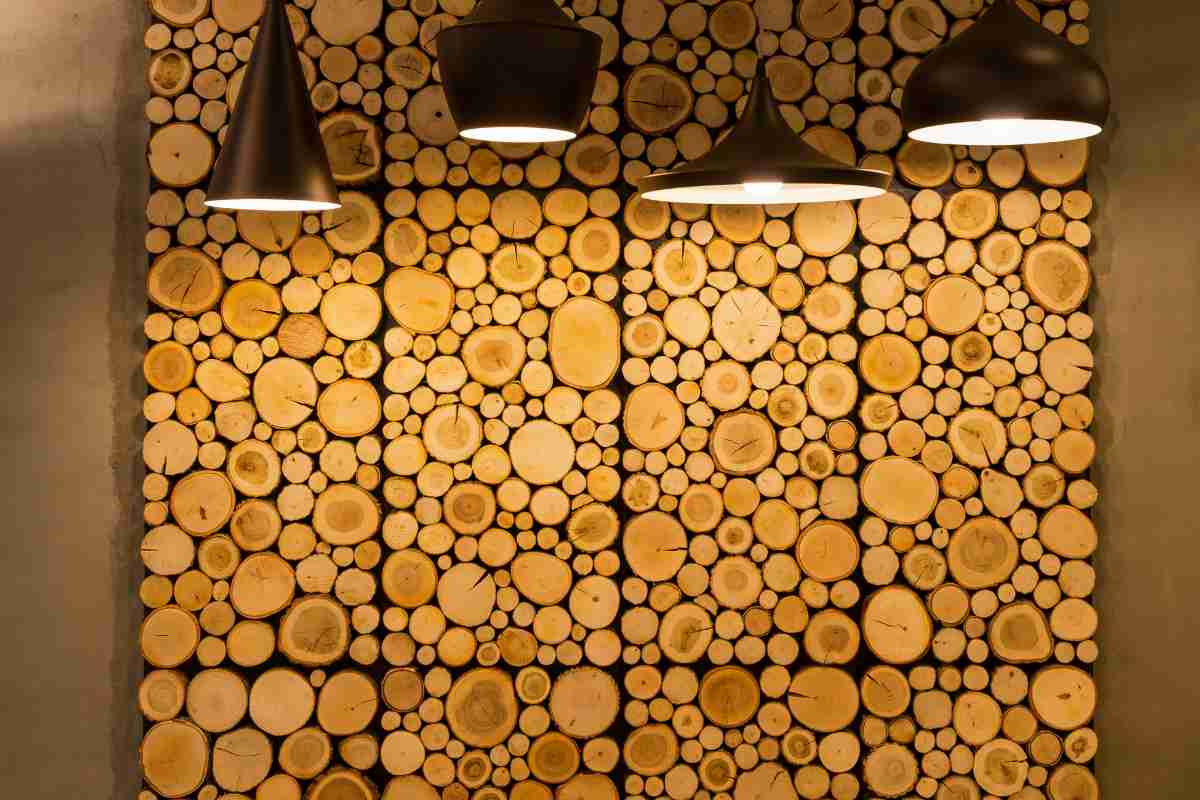 parete decorata con pannelli di legno