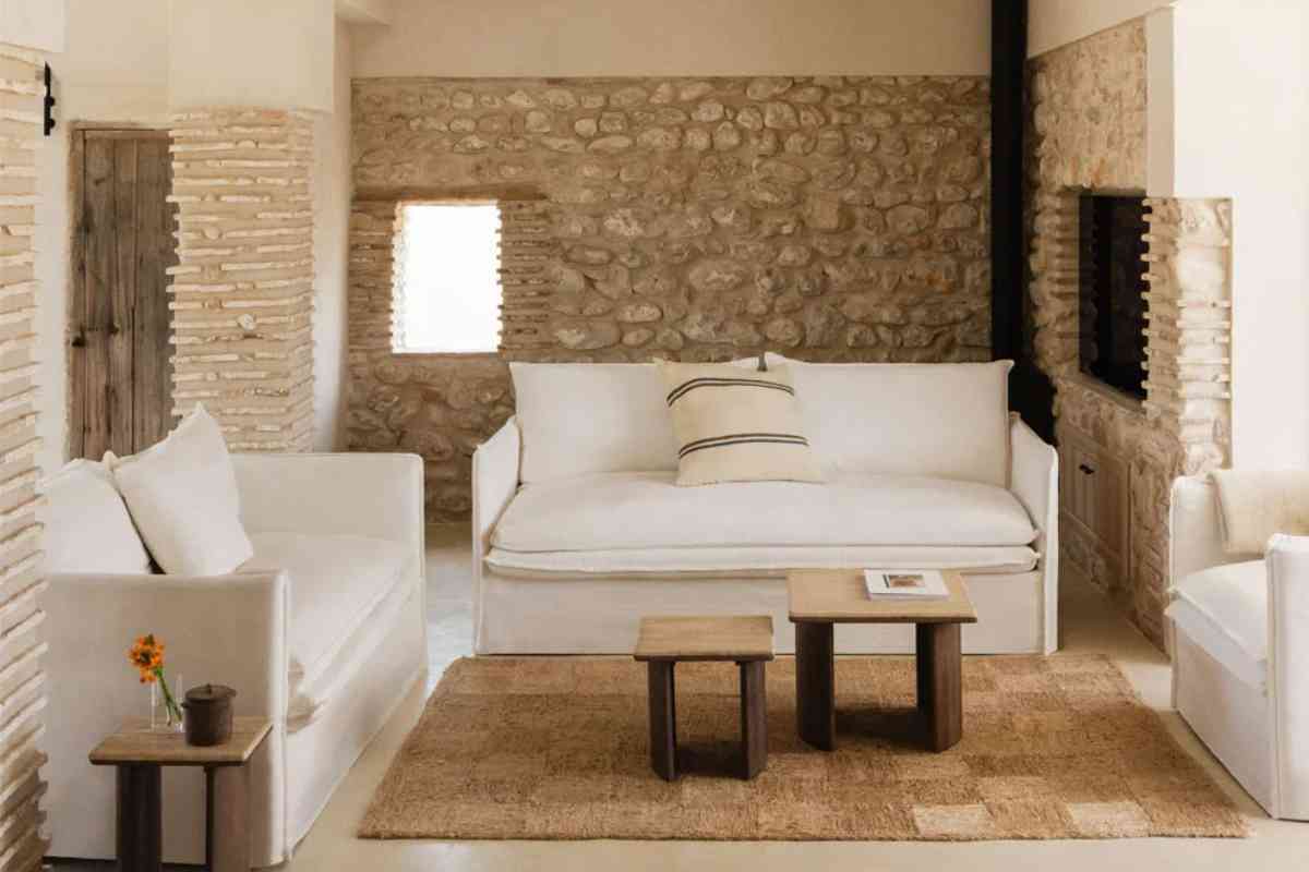 salotto con divani bianchi in ambiente rustico