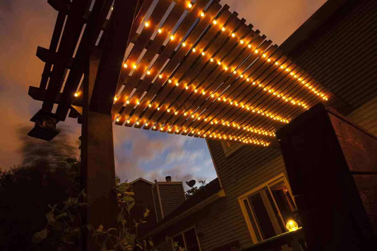 pergolato illuminato con lampadine led