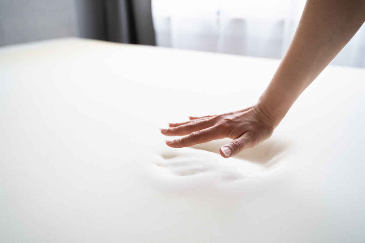 donna prova i materassi memory foam premendo con la mano