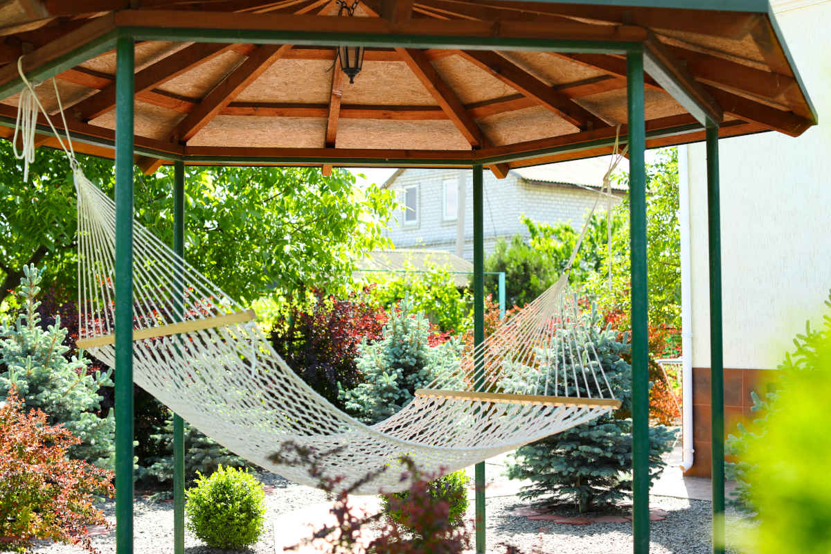 gazebo in legno con amaca legata alla struttura