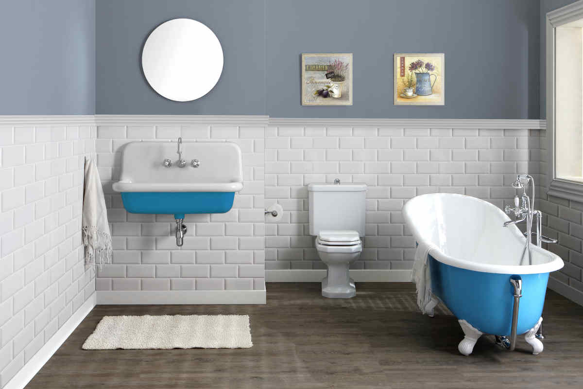 bagno con sanitari colorati di blu in stile marinaro