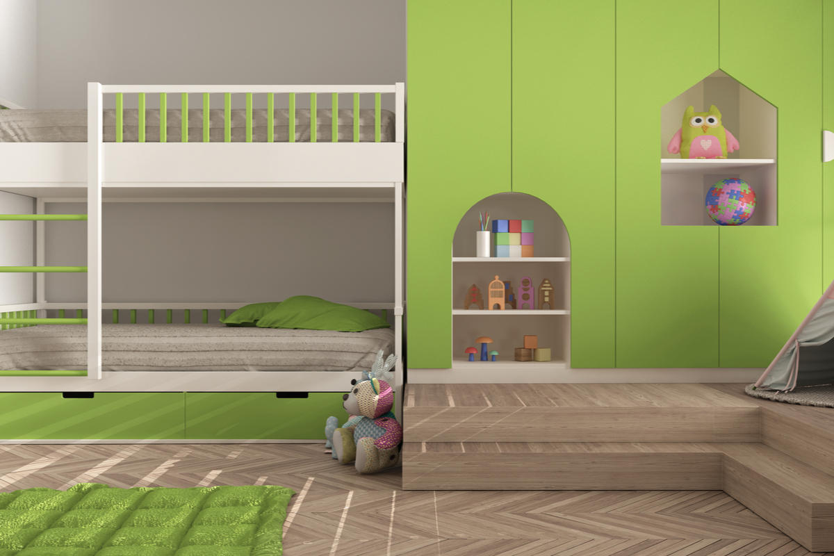 cameretta con letto a castello, armadio di colore verde, pavimento in parquet dal color legno chiaro e tappeto verde