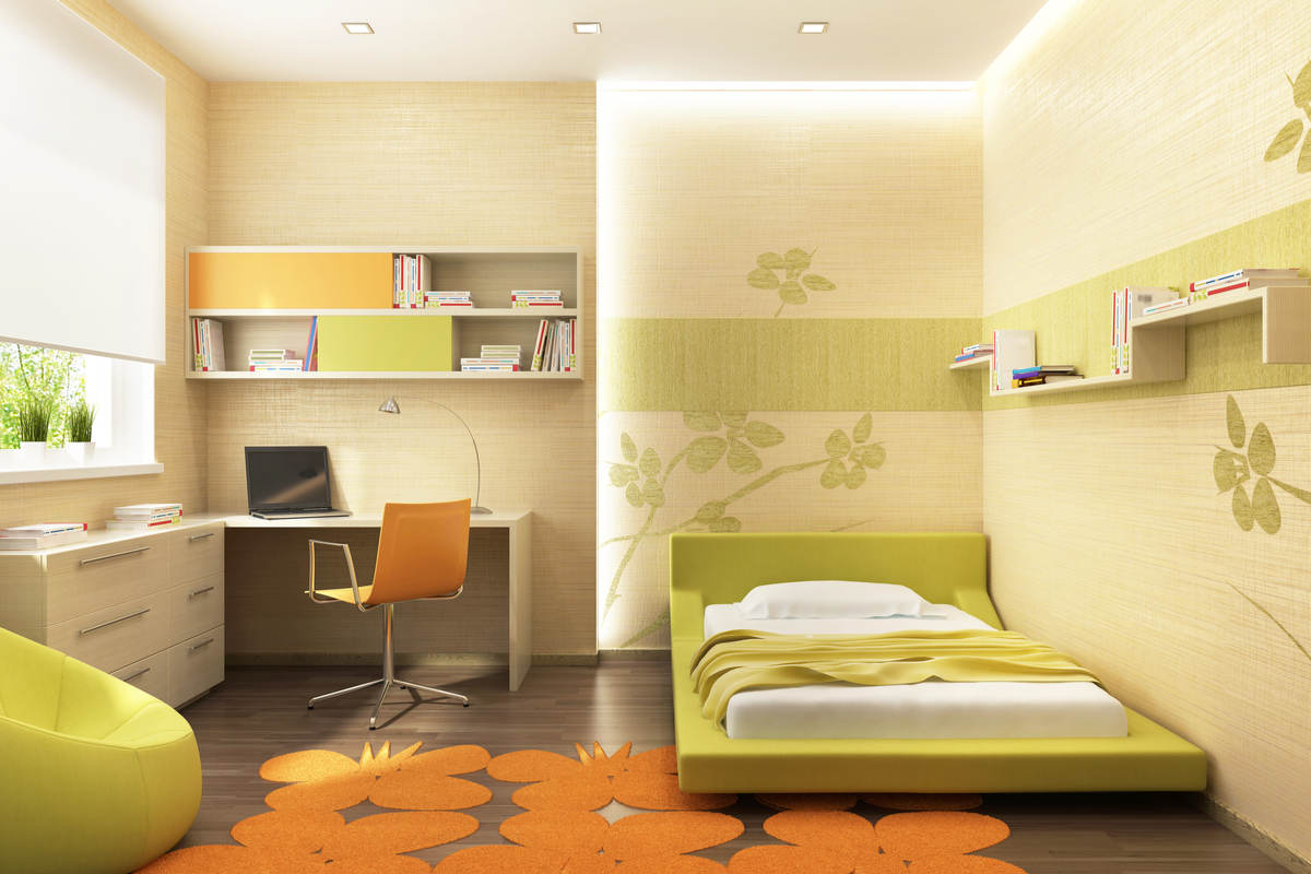 cameretta con le pareti di colore beige e rifiniture in verde, letto di colore verde, tappeto a fiori di colore arancione, scrivania con sedia di colore arancione 