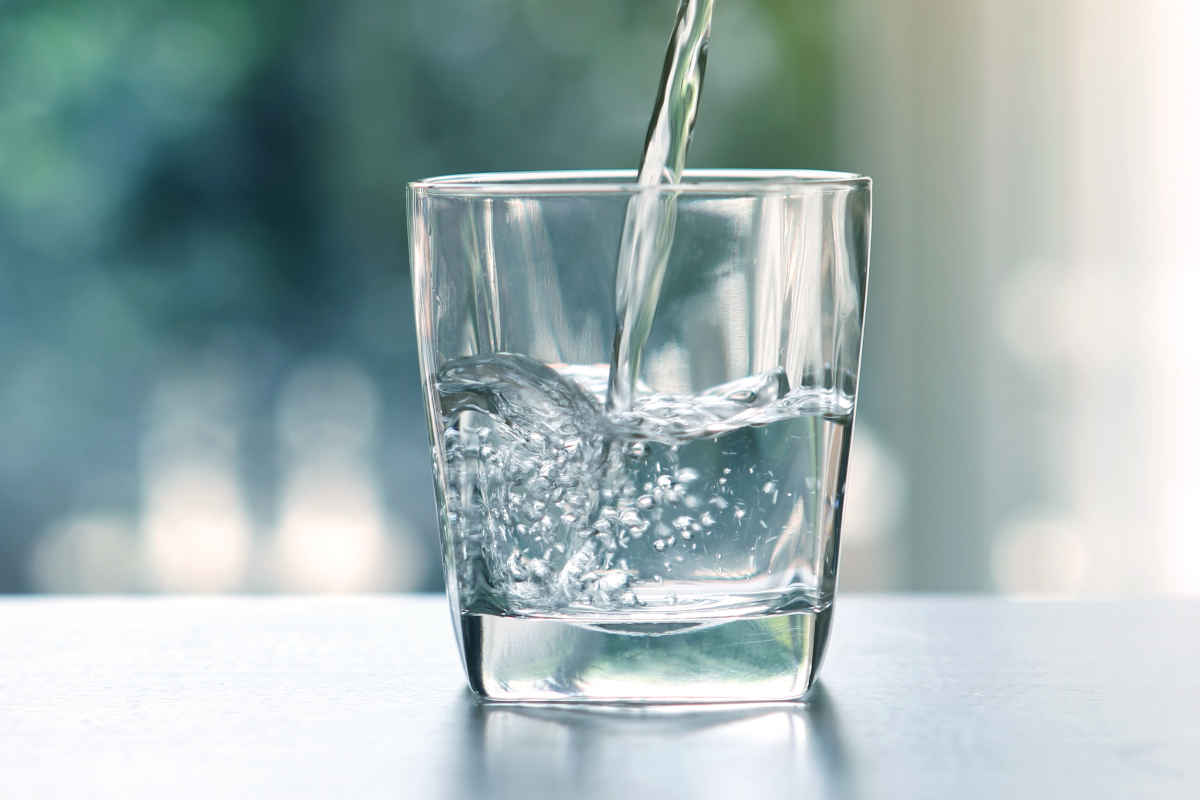 bicchiere di acqua depurata fresca