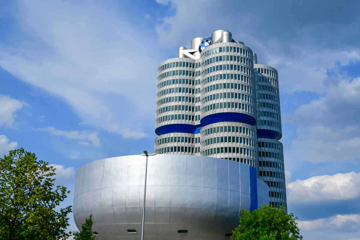 I primi 50 anni del palazzo BMW, icona di design