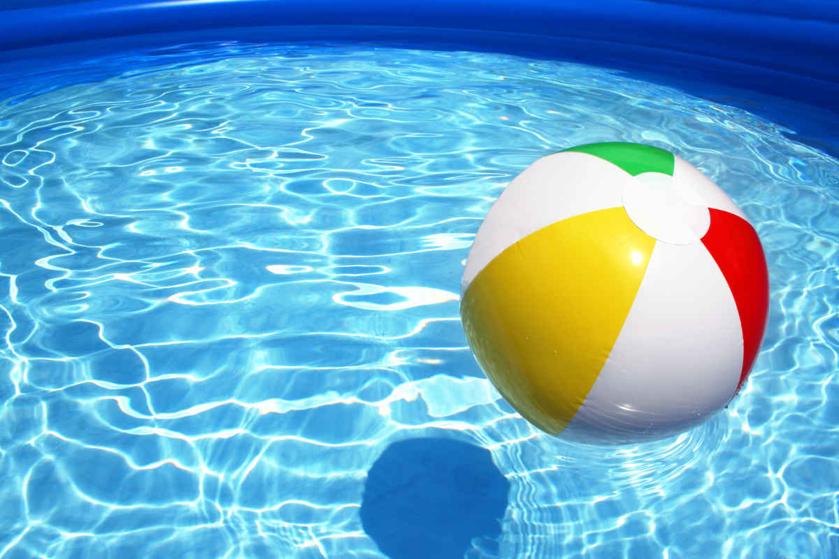 pallone gonfiato galleggia sull'acqua di una piscina gonfiabile per bambini