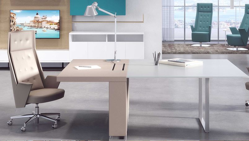 Scrivania di colore bianco e beige con sedia da ufficio in pelle di colore beige, sullo sfondo tv e due poltrone da ufficio