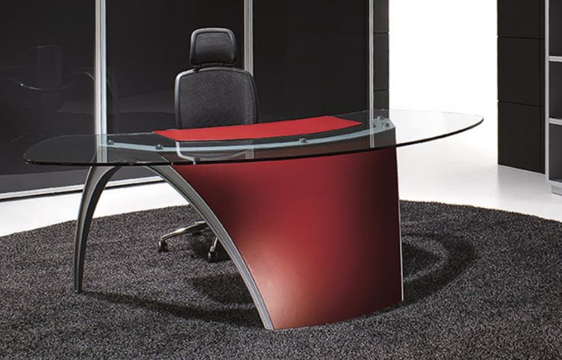 Scrivania di colore rosso e nero su tappeto nero, con sedia nera d'ufficio 