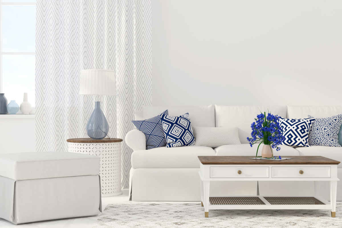 soggiorno in stile amalfitano con mobili bianchi e complementi blu