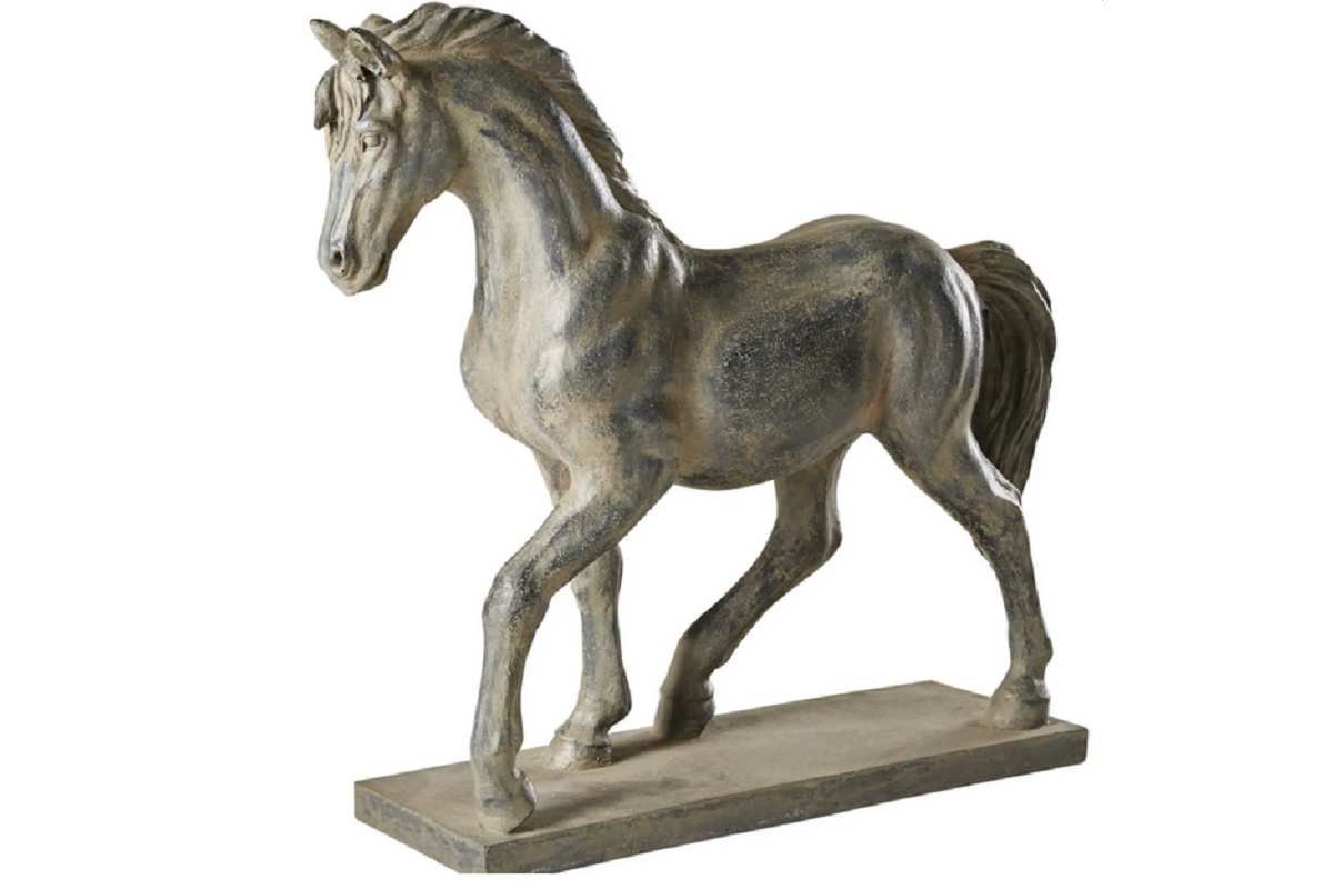 statua anticata che raffigura un cavallo
