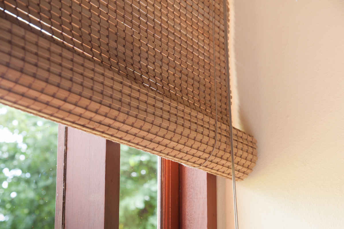 Finestre del bagno con tenda di bambù naturale a rullo