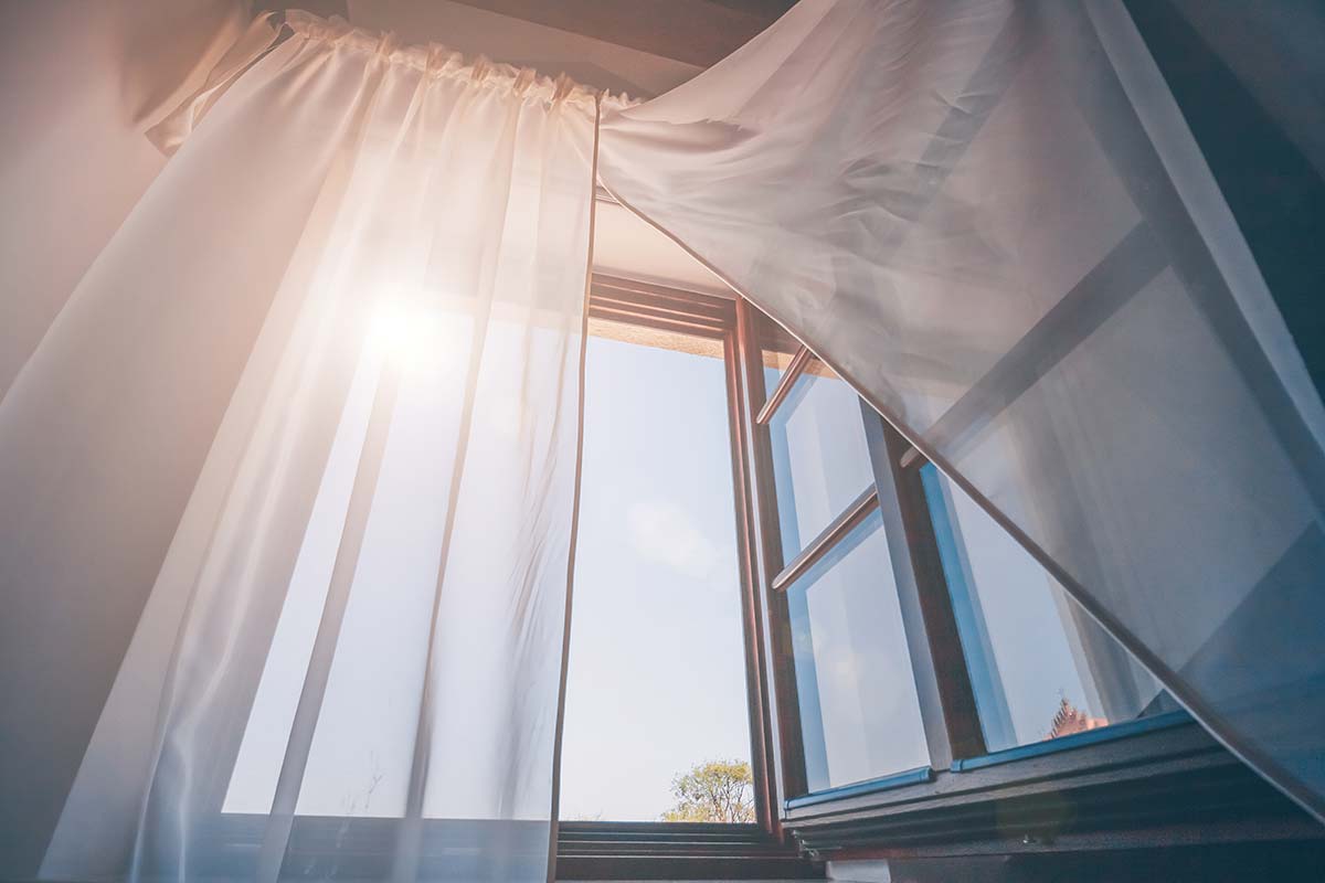 Finestra con tenda a vetro di colore bianco