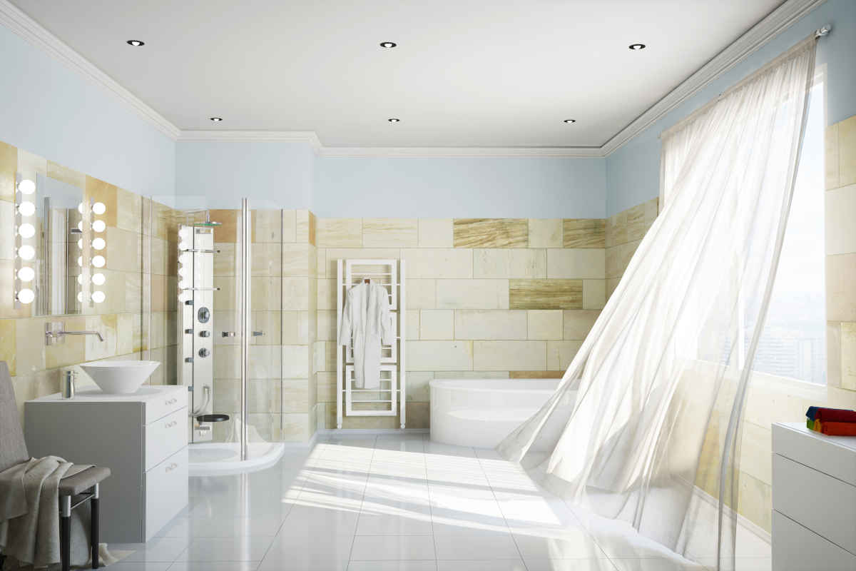 ampia sala da bagno con tende alle finestre