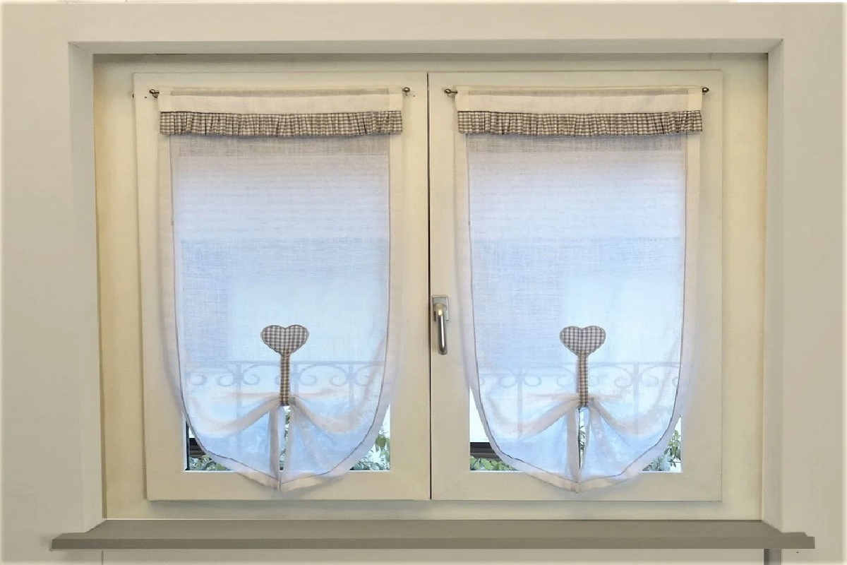 finestra a doppia anta con tende a vetri con mantovana