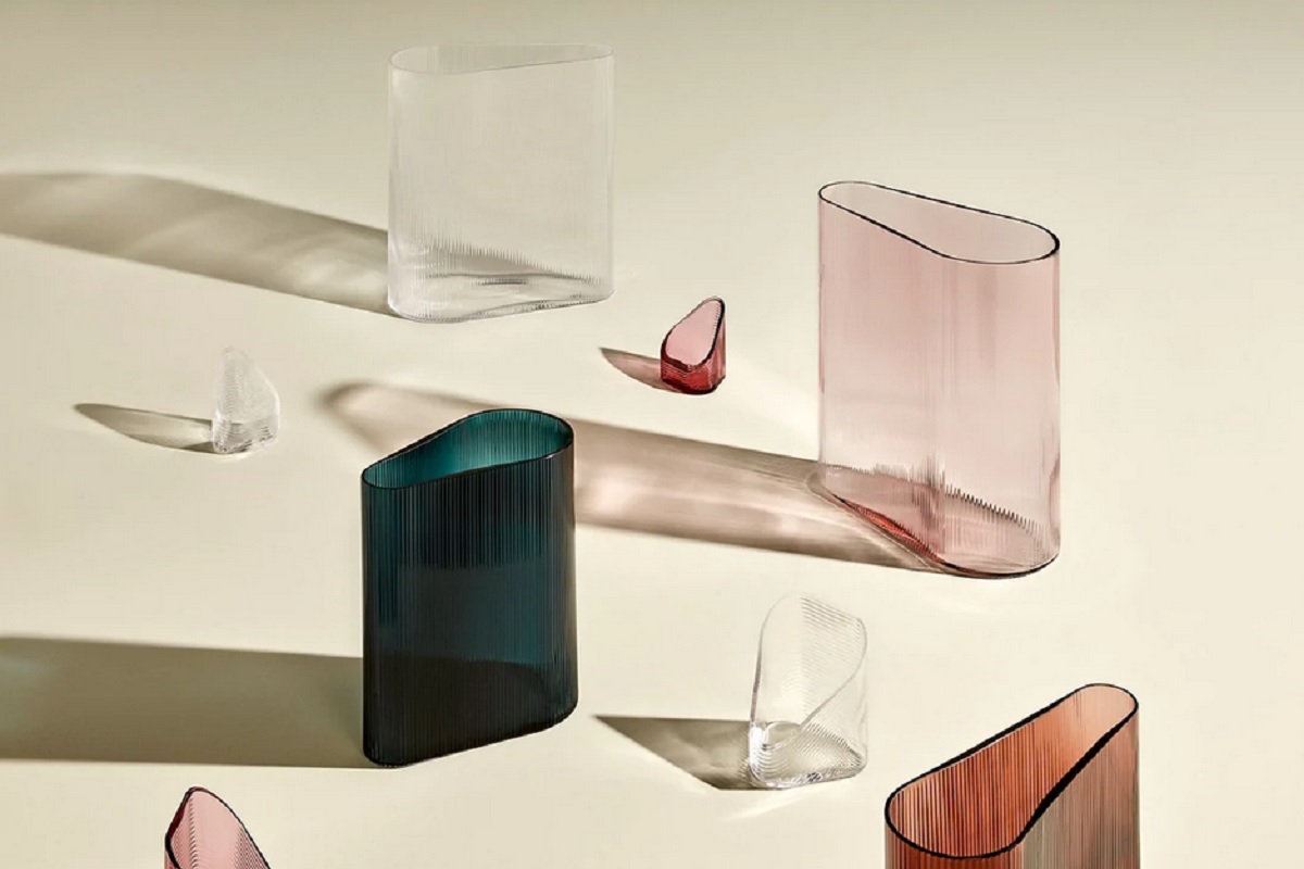 vasi di vetro colorato e trasparente