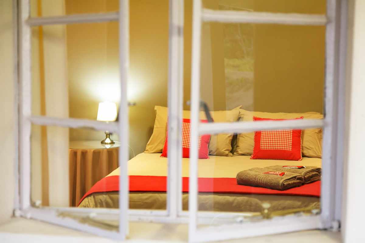 camera da letto con finestre aperte per arieggiare