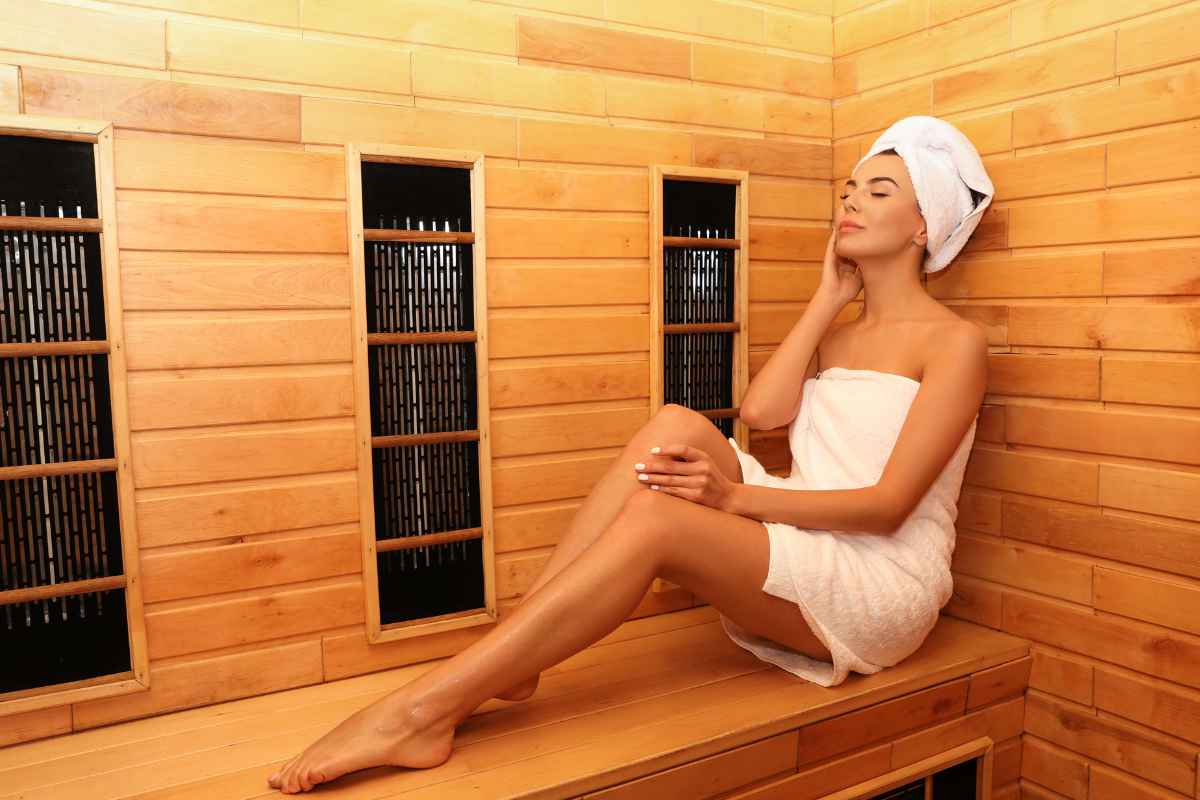 donna si rilassa nella sauna della sua SPA in bagno