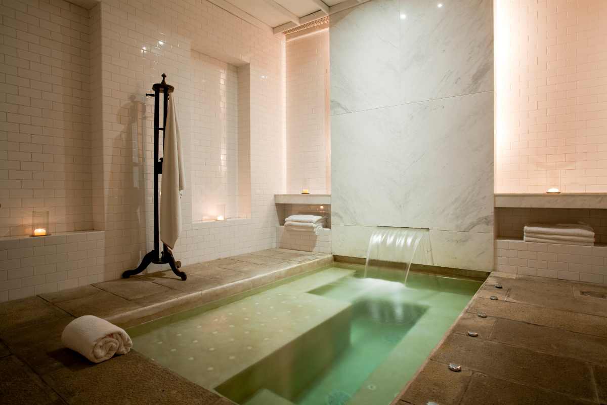 stanza da bagno spa con vasca a terra