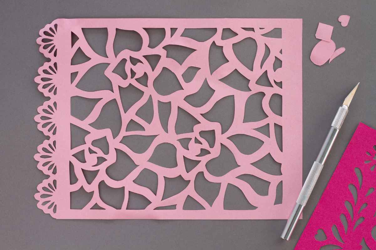 mascherina intagliata per decorare con gli stencil