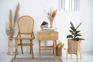 sedia mobile e vaso in rattan e vimini