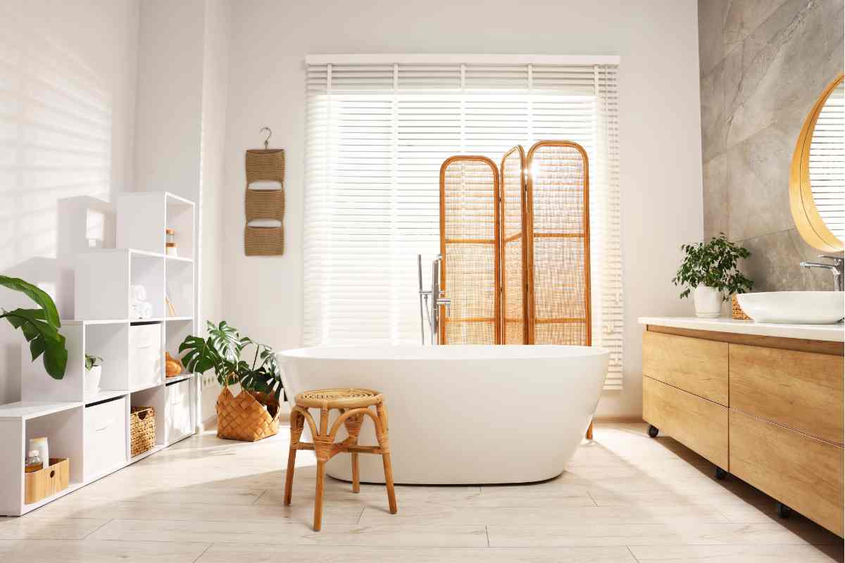 bagno spa con arredi in legno stile scandinavo