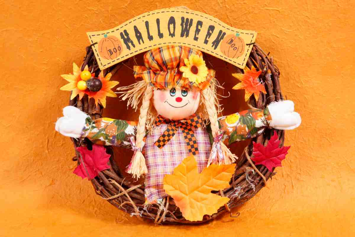 Ghirlanda di Halloween con spaventapasseri e foglie autunnali