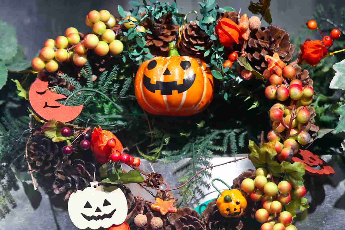 una ghirlanda di halloween con bacche, zucche e rametti