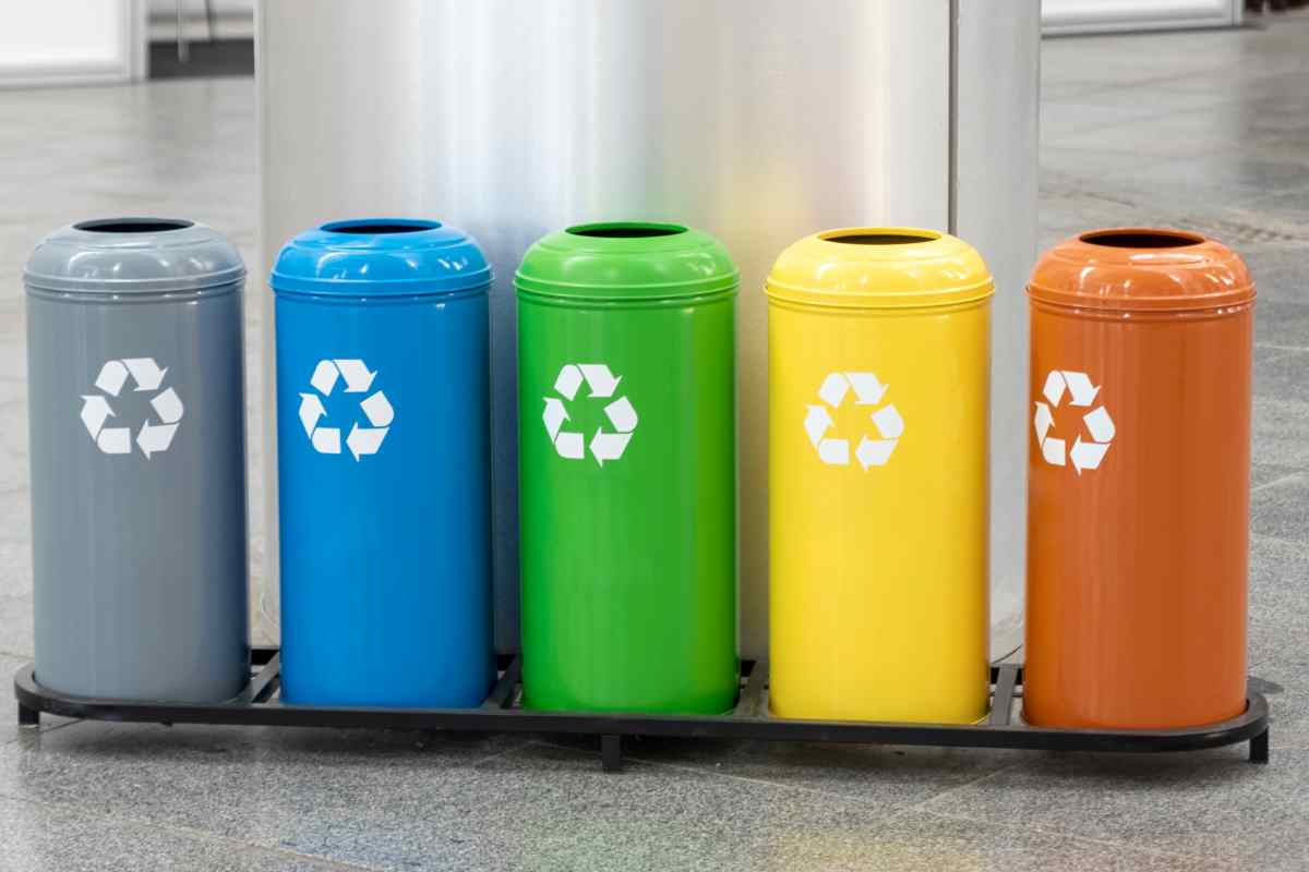 vari tipi di contenitori di design per la raccolta differenziata