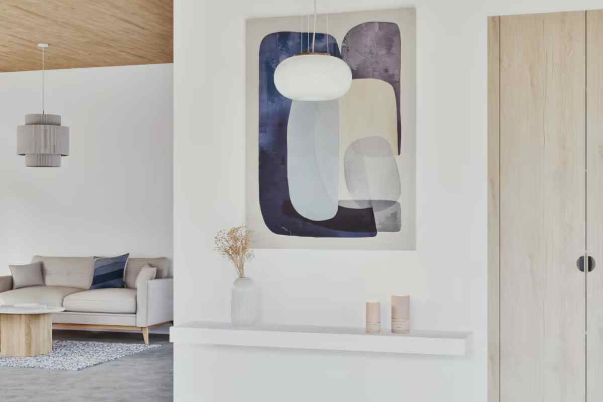 un ingresso di casa con sulla parete una delle stampe su tela Maisons du Monde in stile astratto