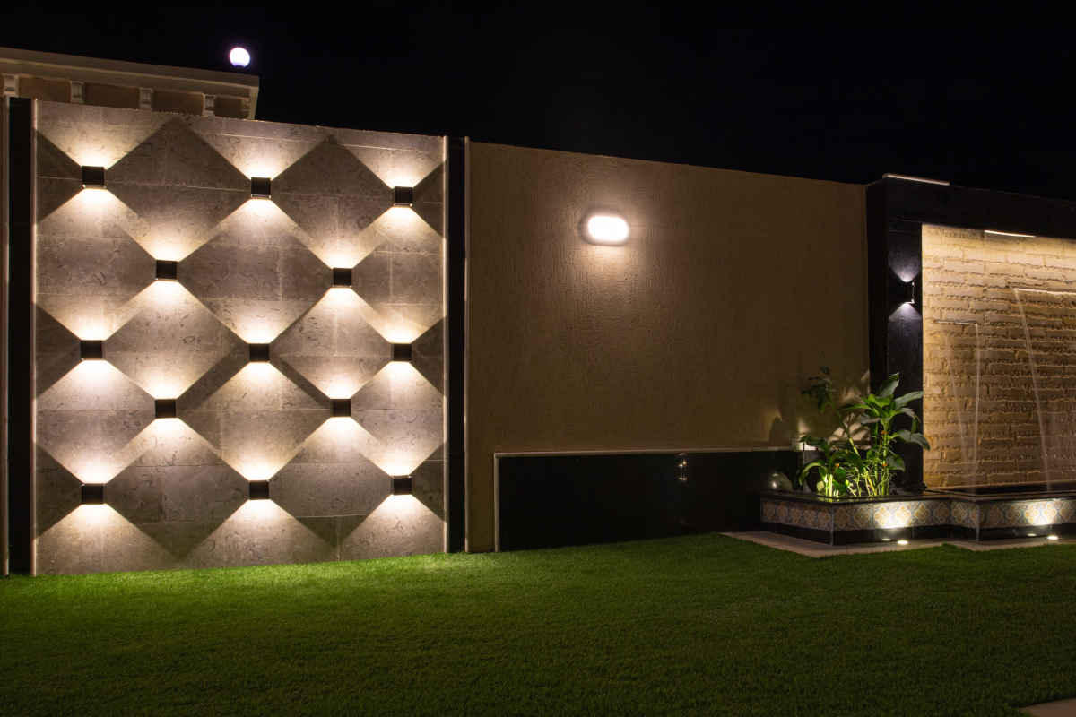 Muro esterno con luci led come fonte di illuminazione per esterni