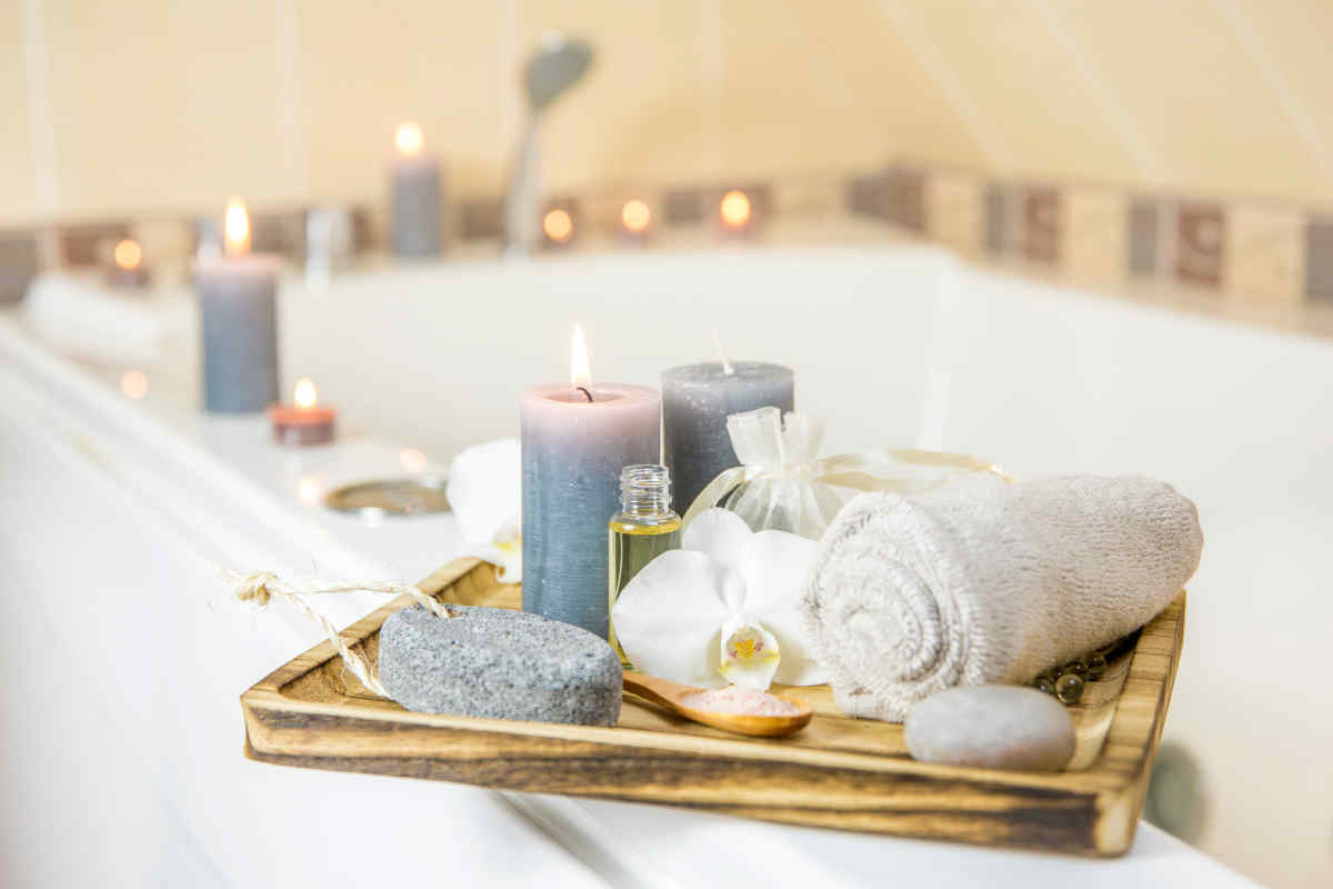 vasca da bagno con candele profumate come in una spa