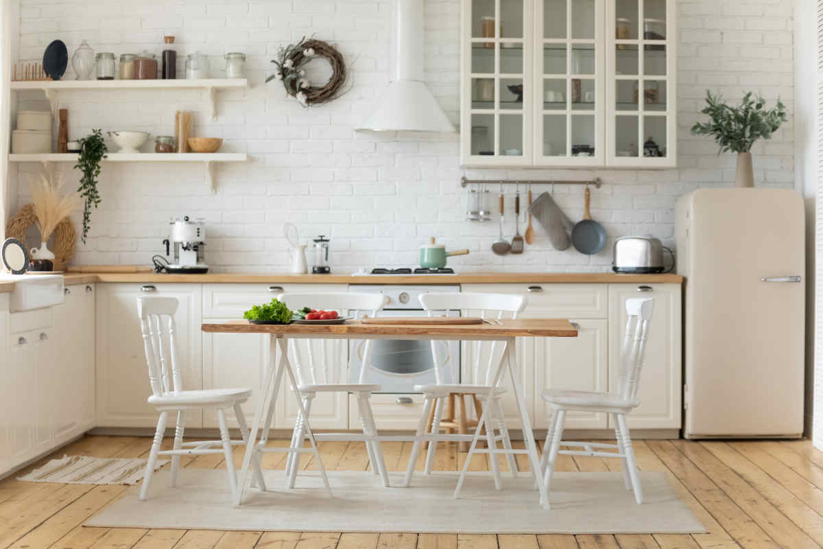 cucina rinnovata con mobili in legno