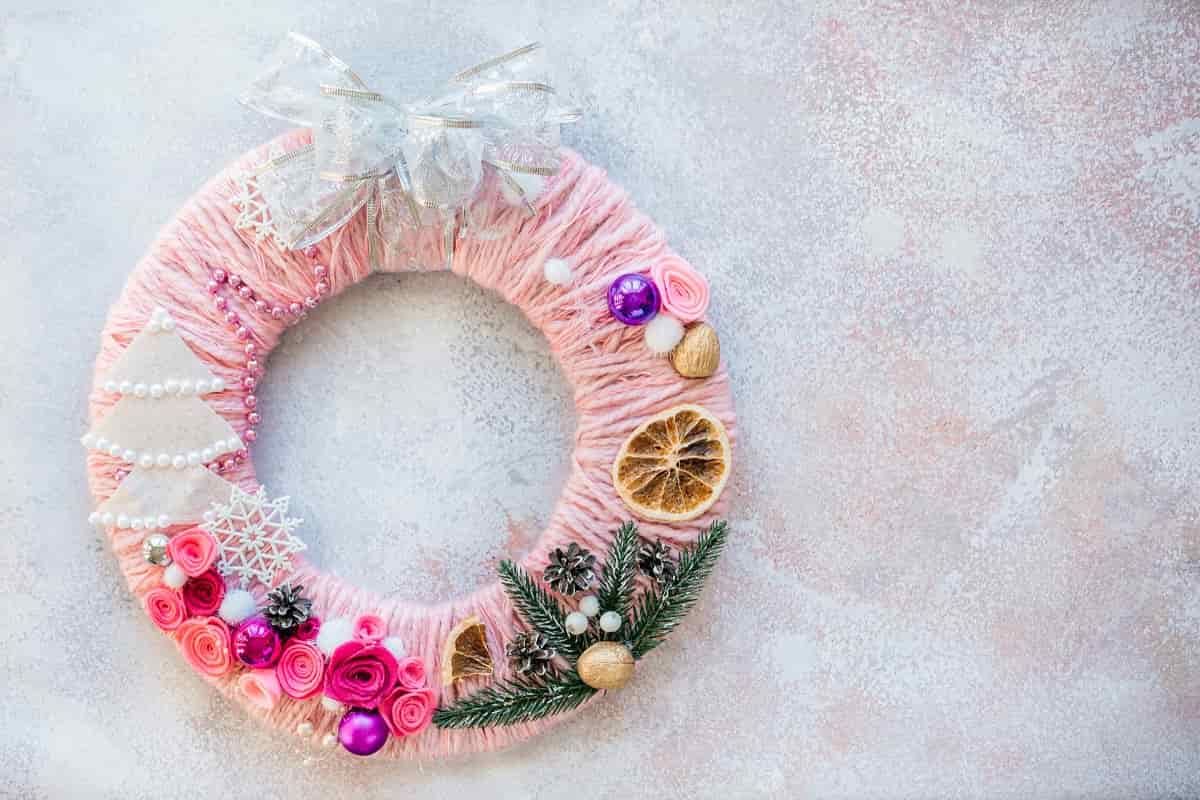 ghirlanda natalizia in feltro rosa con decorazioni colorate