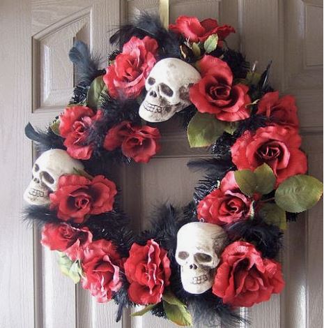 ghirlanda per halloween con rose rosse, scheletri e piume di colore nero