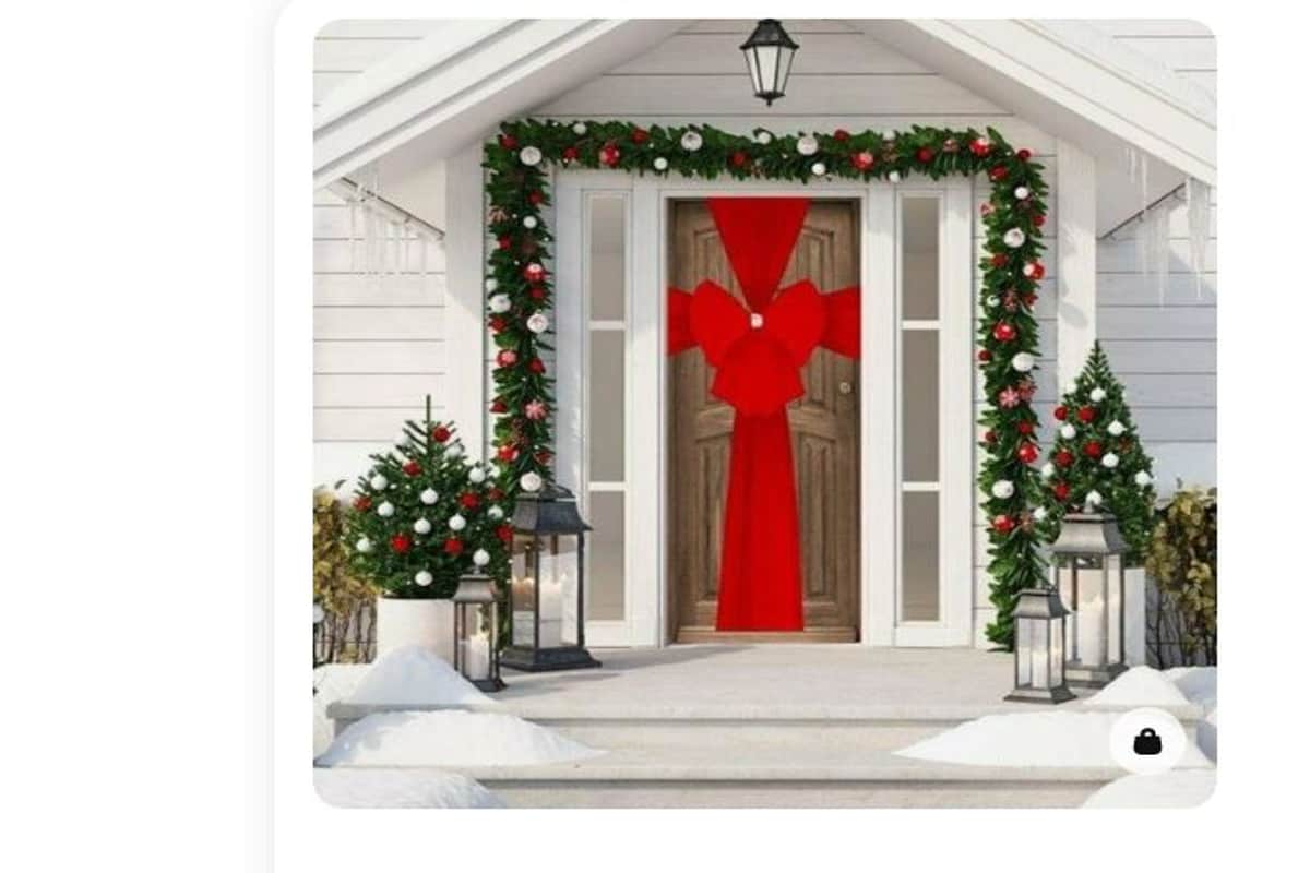 porta di casa con portico con alberelli di natale, fiocco rosso sulla porta e ghirlande lunghe 