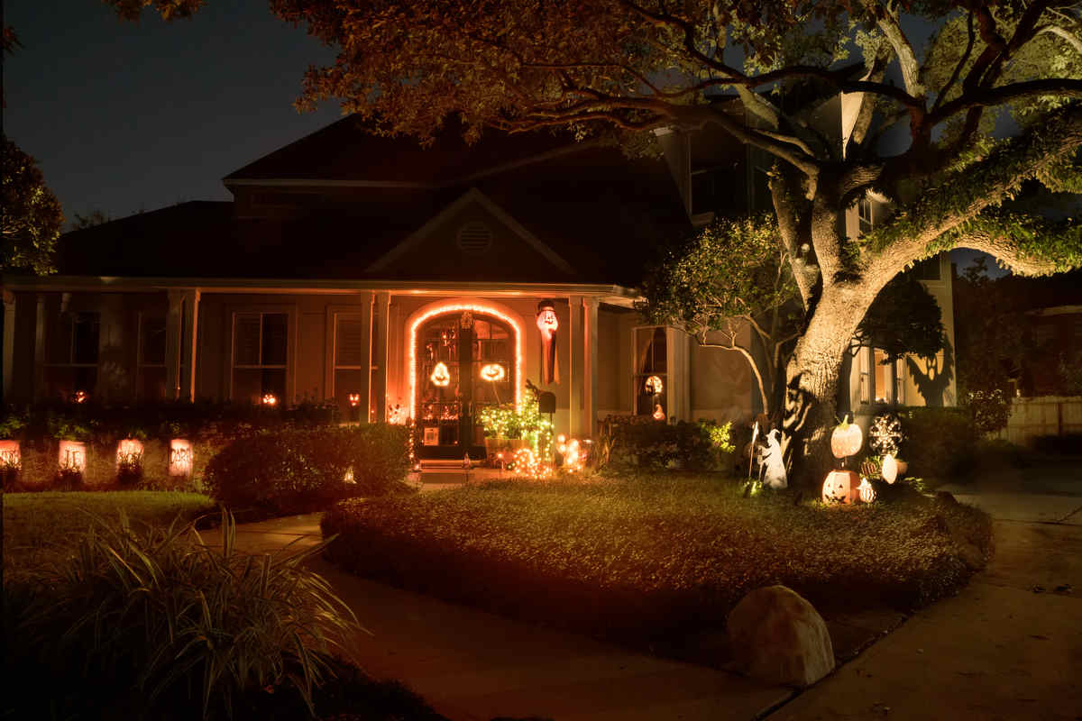 casa con giardino allestita ed illuminata a tema halloween