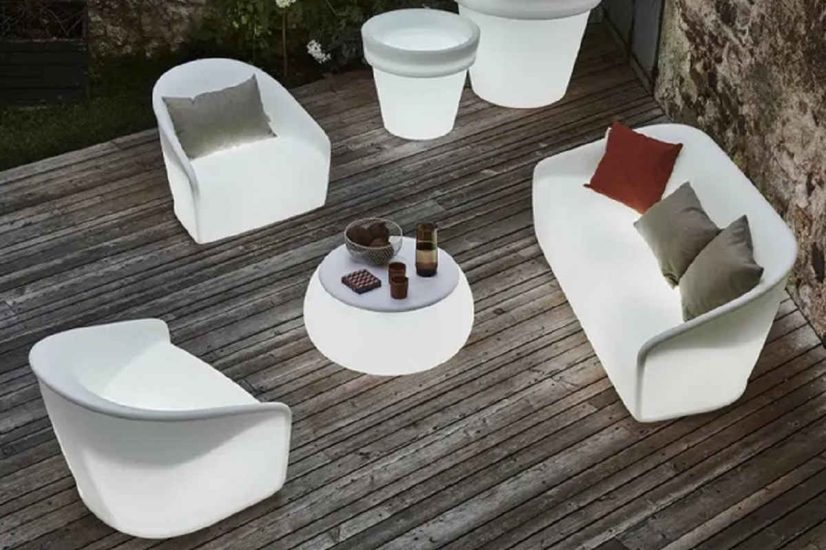 Set composto da poltrone divani e tavolini luminosi da giardino viadurini