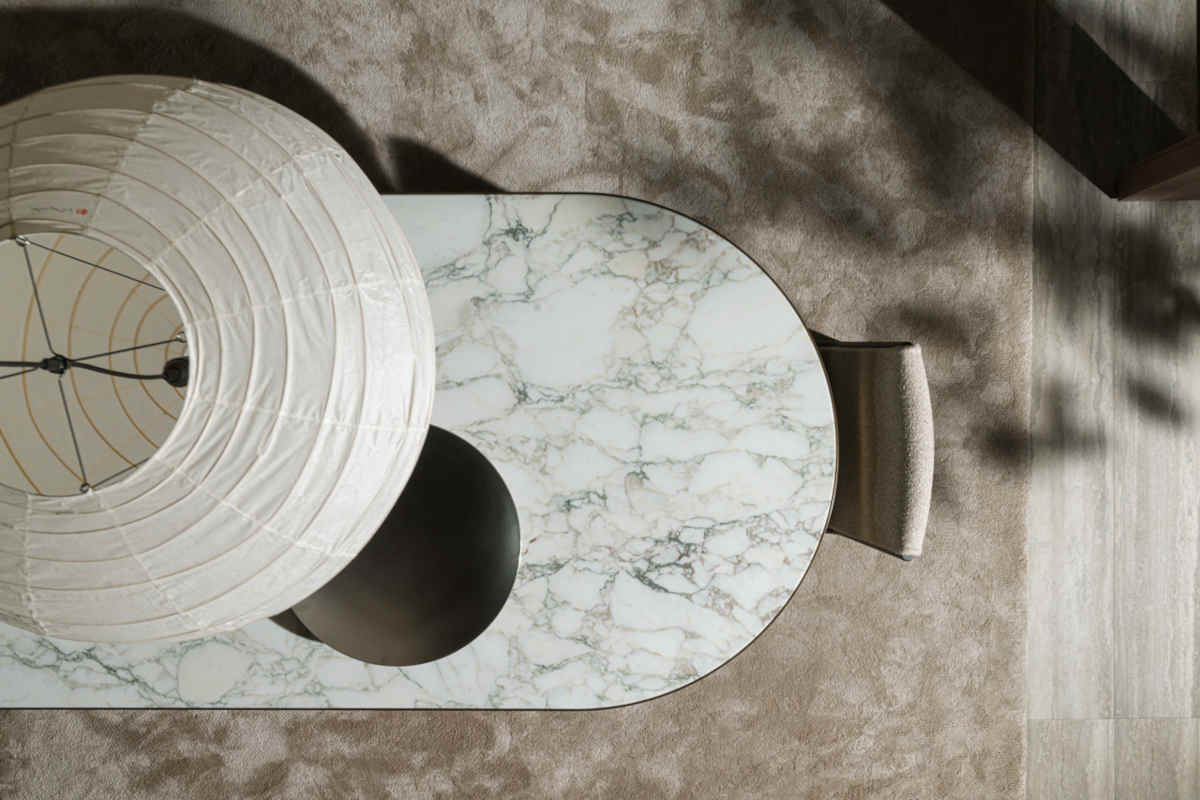 Particolare del piano in marmo del tavolo Blevio di Ignazio Gardella by Molteni