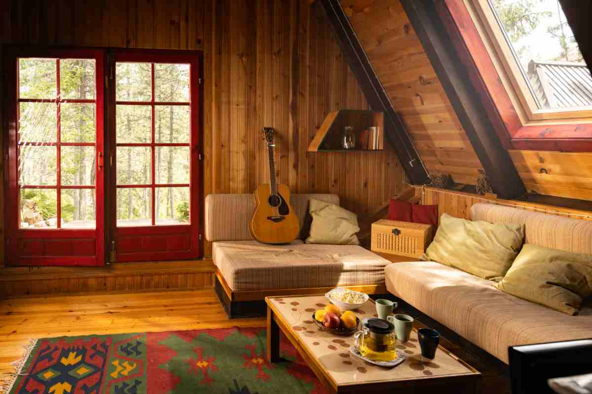 salottino ad angolo con tavolino e tappeto in chalet