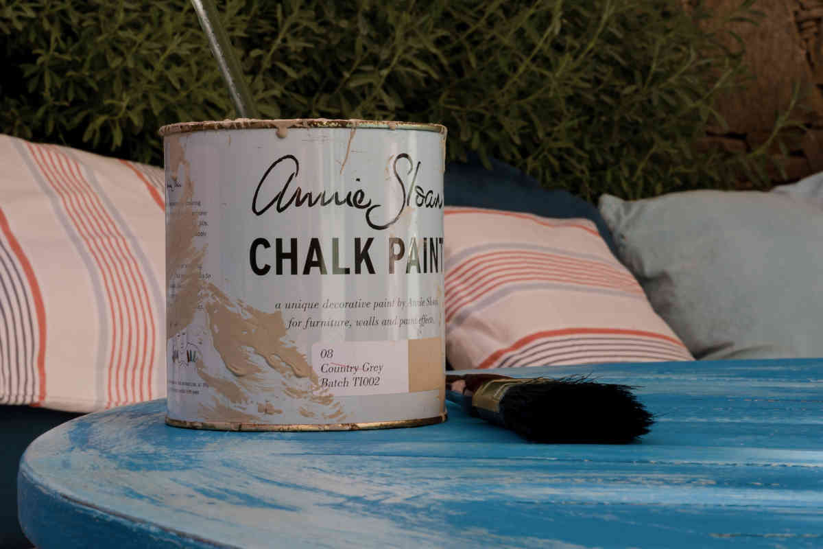 barattolo e mobili dipinti con la pittura chalk paint