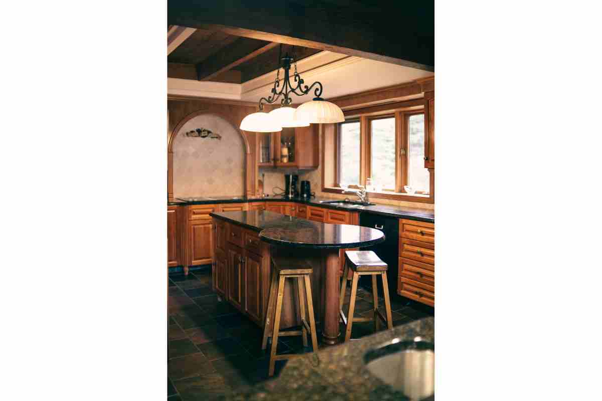 Cucina stile inglese con isola centrale e due sgabelli