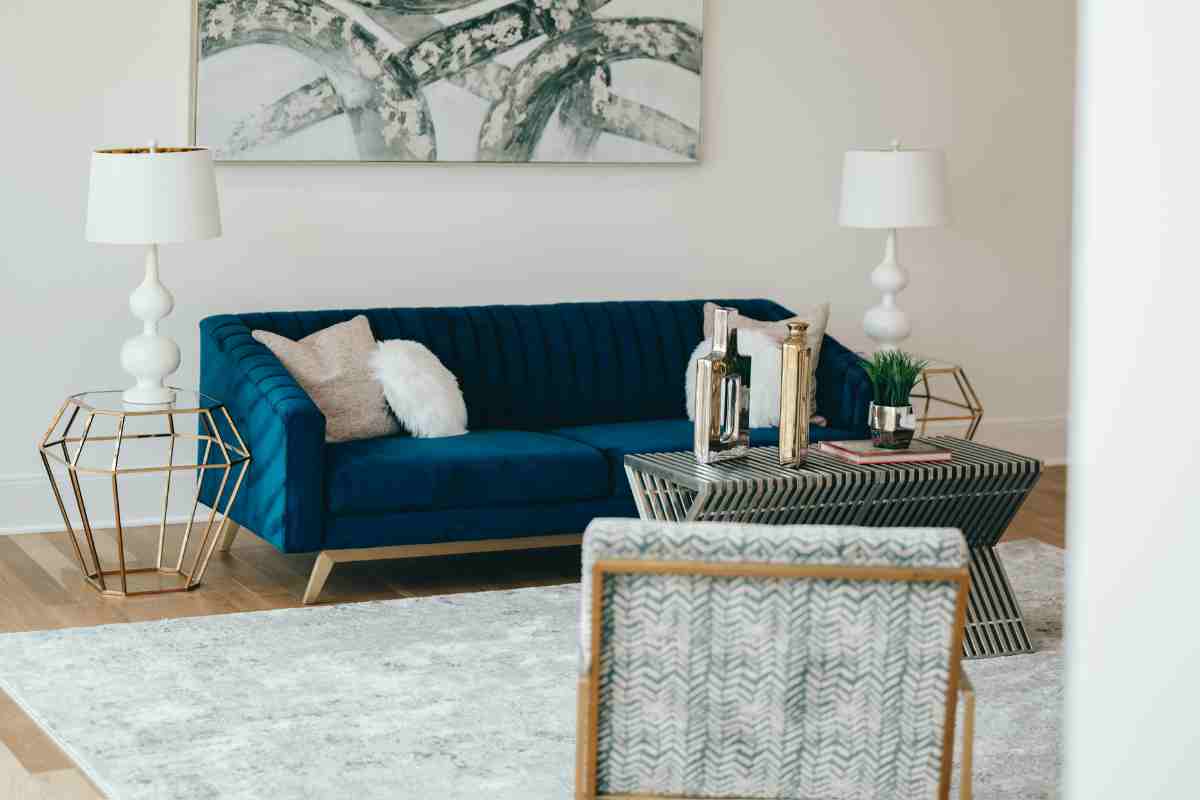 Divano blu in soggiorno bianco e legno