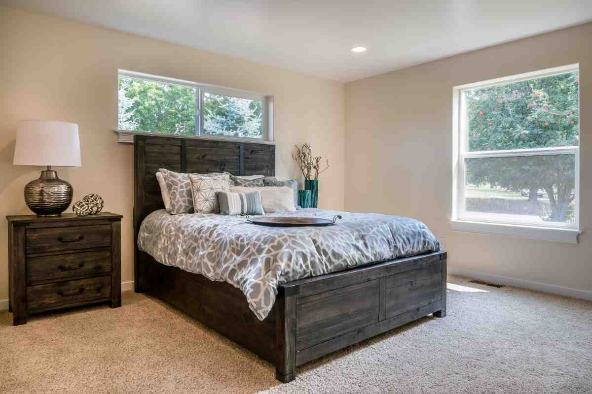 Letto a una piazza e mezza con vicino comodini e lampade