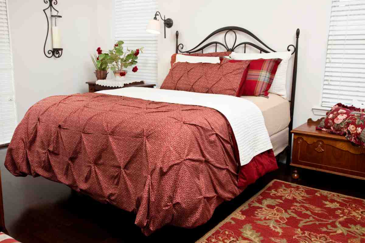 un letto a una piazza e mezza con la struttura in ferro battuto