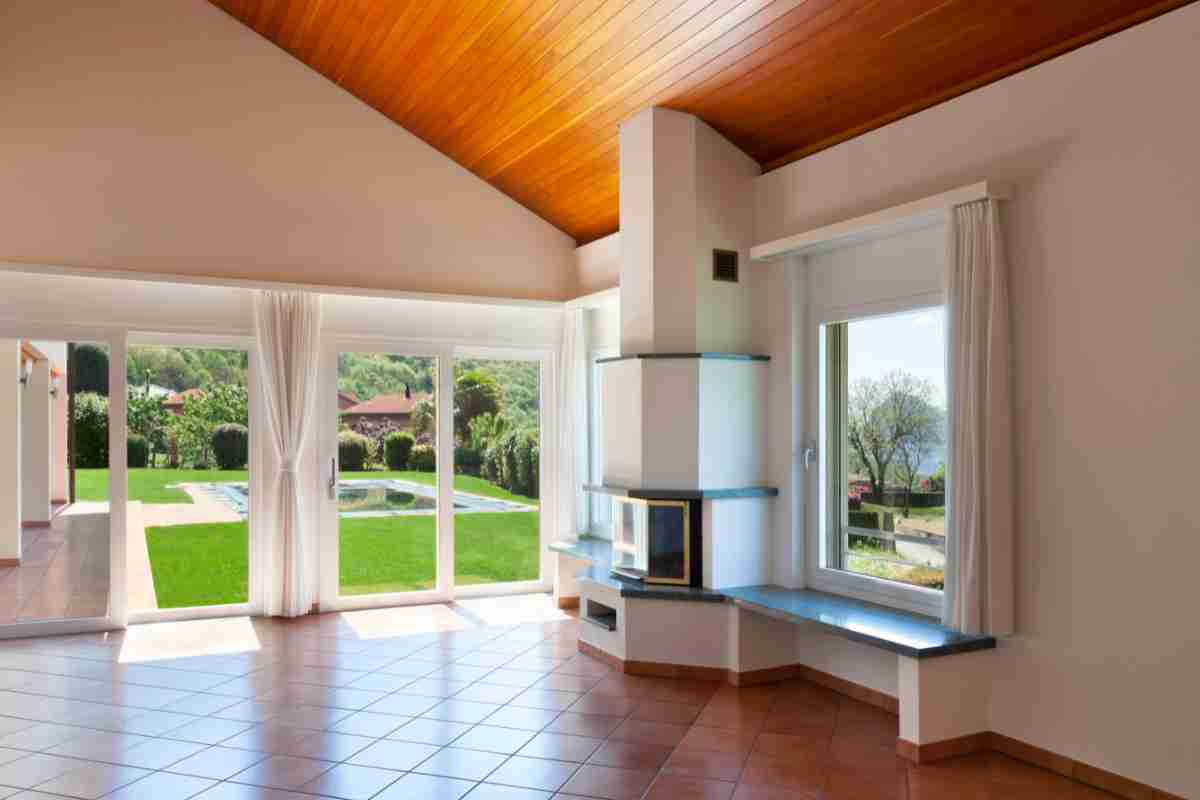 Sala con pavimento in cotto e camino