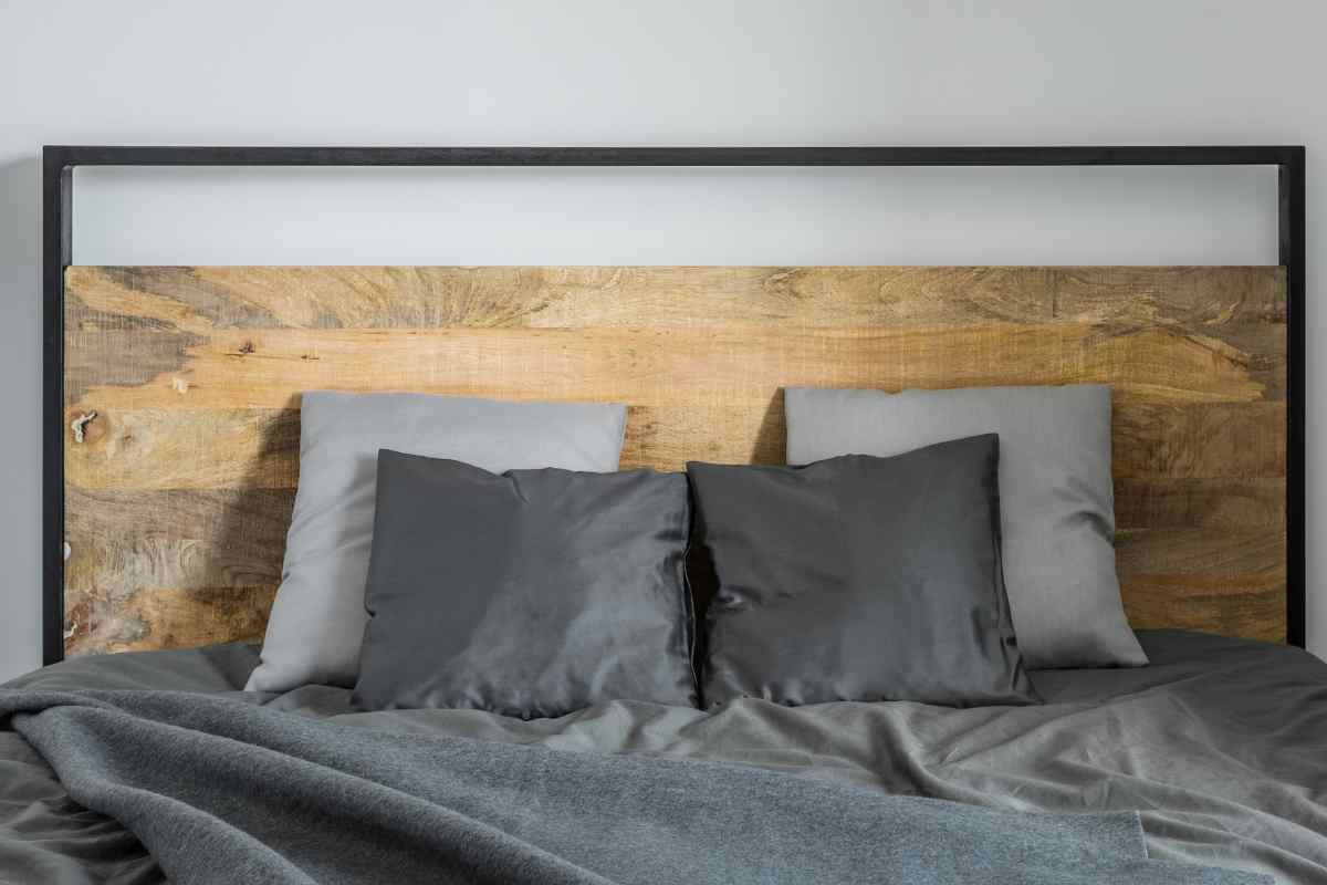 una testata letto fai da te con assi di legno e metallo