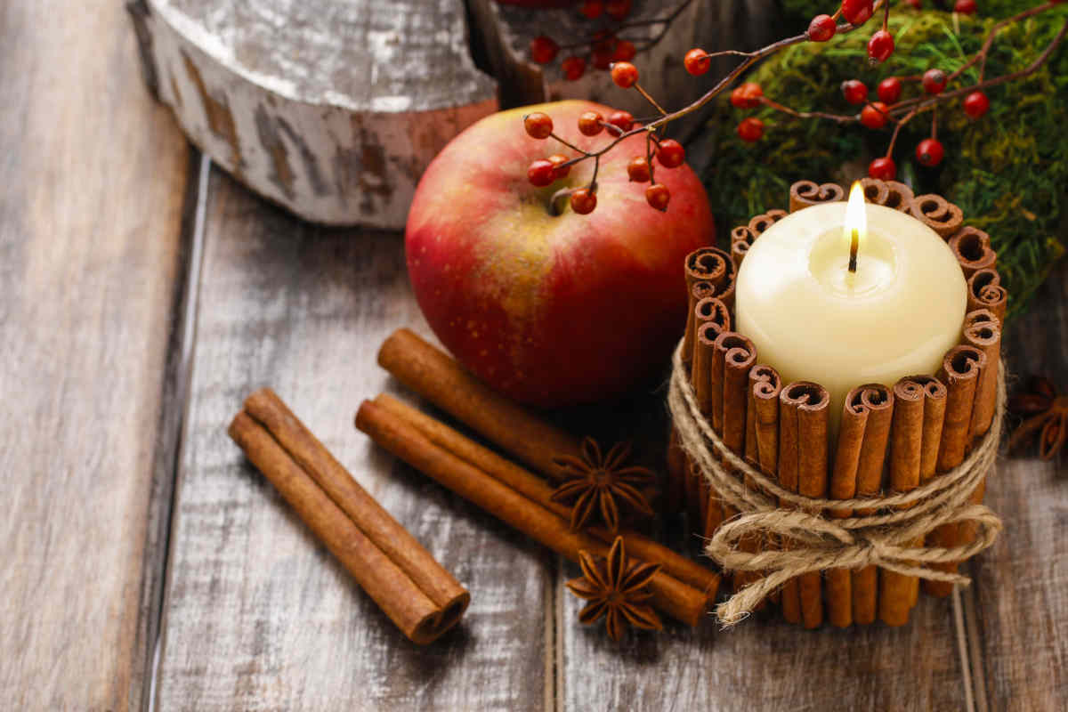 candele di lusso per l'autunno con cannella e mele