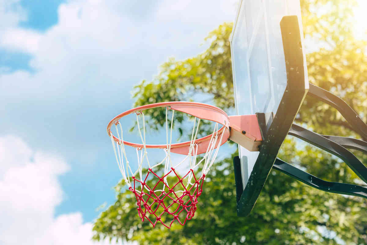 Canestro da basket in giardino: come montarlo, a che altezza metterlo